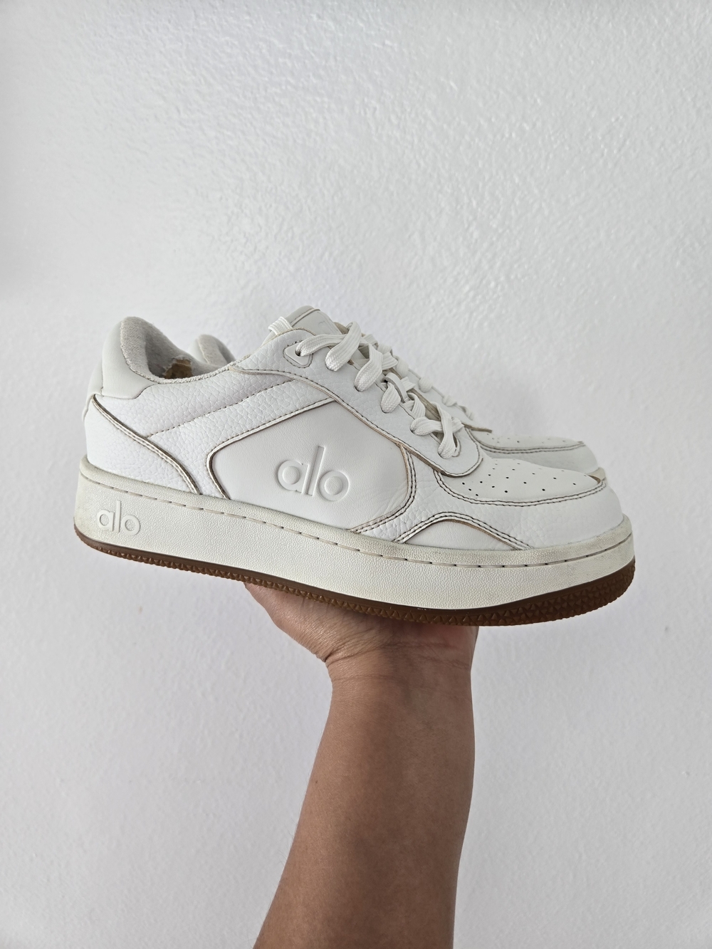 Alo Yoga Low Top Lace-Up Sneaker White/Gum Sole US 6.5 EU 38.5 A0685U